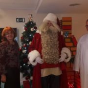 Djed Mraz iz Finske stigao u Zagreb, da razveseli malene pacijente u Klaićevoj