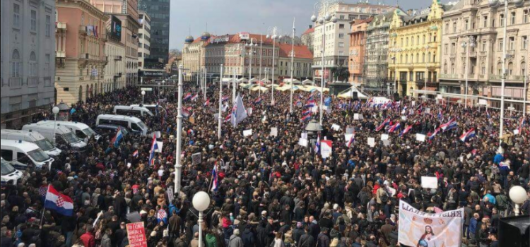 BLAMAŽA MUP-a: Ljudi masovno ISMIJAVAJU PROCJENU o 5000 prosvjednika na krcatom Trgu!