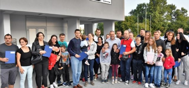 GRADSKI STANOVI U NAJAM: Osamnaest obitelji dobilo ključeve stana u Podbrežju
