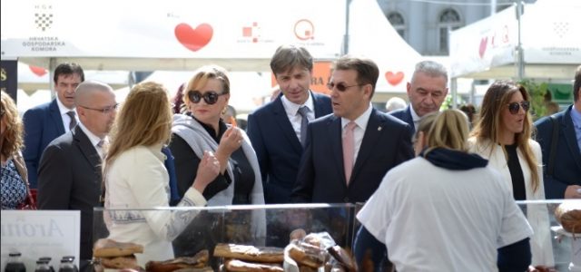 KUPUJMO HRVATSKO: Domaći sirevi, kuleni i druge delicije na Trgu bana Jelačića privlače strane turiste