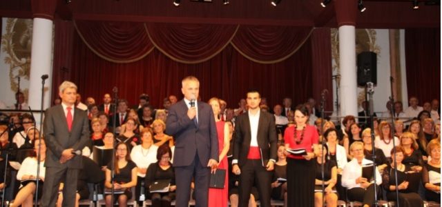 NE DAJU SE GRADIŠĆANSKI HRVATI: Zbor od 150 pjevača i cijela dvorana pjevali hrvatske pjesme