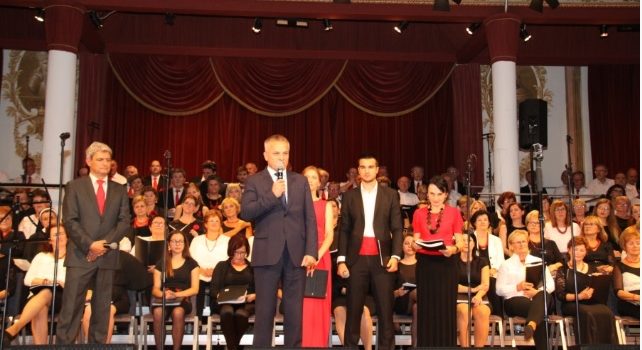 NE DAJU SE GRADIŠĆANSKI HRVATI: Zbor od 150 pjevača i cijela dvorana pjevali hrvatske pjesme