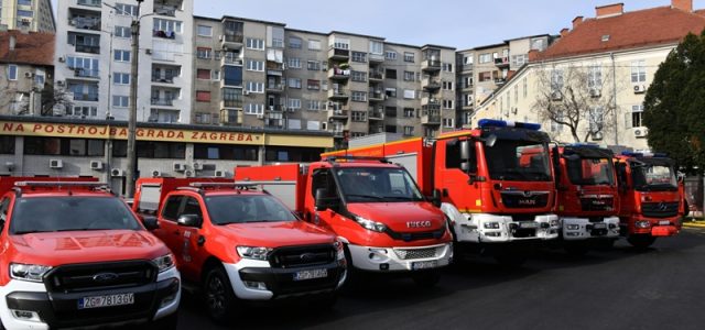 GASE VATRU I SPAŠAVAJU IZ POTRESA: Šest novih vozila za zagrebačke vatrogasce