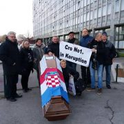 TRAŽILI OSTAVKU BOŠNJAKOVIĆA: S lijesom prosvjedovali ispred Općinskog suda i Ministarstva pravosuđa