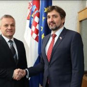 Hrvatska i Srbija zapele riješiti probleme manjina, Hrvati traže zastupljenost u tijelima vlasti, Srbi – ćirilicu