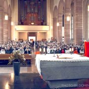 FOTO: Biskup Palić podijelio Svetu krizmu u Hanau, 1500 vjernika uveličalo veliku misijsku svečanost