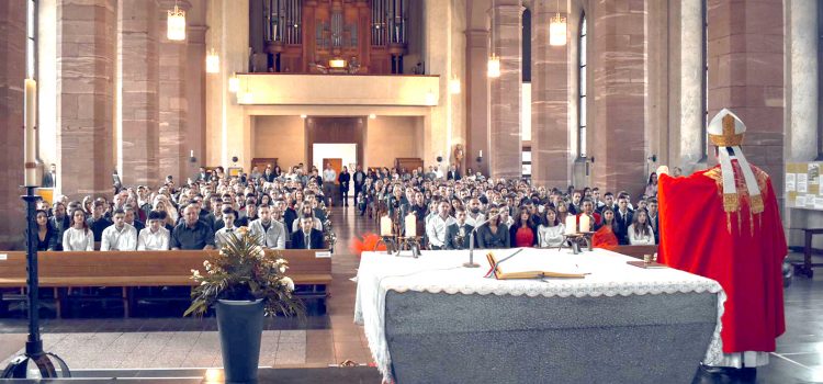 FOTO: Biskup Palić podijelio Svetu krizmu u Hanau, 1500 vjernika uveličalo veliku misijsku svečanost