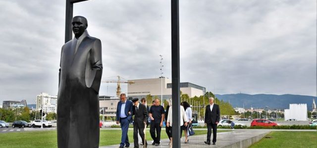 NAKLON VIZIONARU ZAGREBA: Položili vijenac na spomenik povodom 102. godišnjice rođenja Većeslava Holjevca