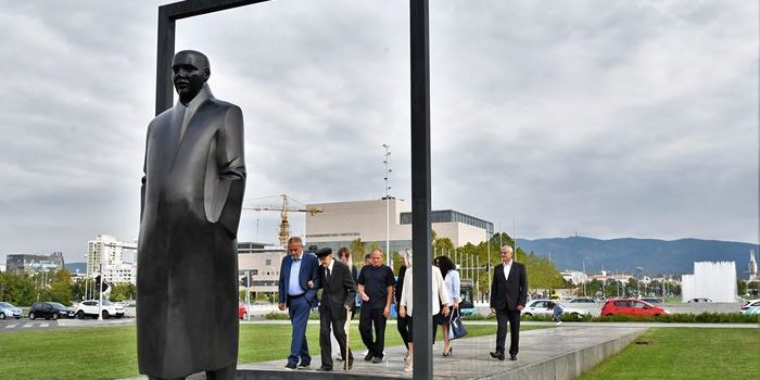 NAKLON VIZIONARU ZAGREBA: Položili vijenac na spomenik povodom 102. godišnjice rođenja Većeslava Holjevca
