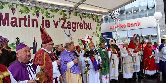 Martin je v Zagrebu: Vinari i vinogradari na Trgu bana Jelačića krstili mošt u vino