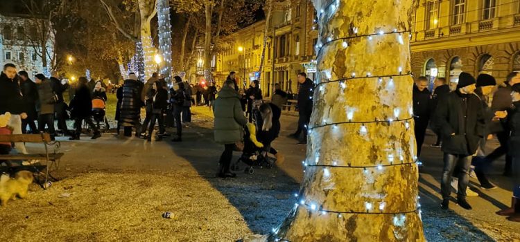 Zagreb će i ove godine biti osvijetljen, sa štandovima na Trgu te uz miris kuhanoga vina i kobasica
