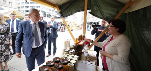 Udruga branitelja proizvođača hrane prodaje SLAVONSKE SPECIJALITETE na Trgu bana Jelačića