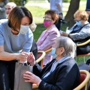 Korisnici zagrebačkih domova za starije dobili uskrsne darove od Grada Zagreba
