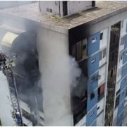 Čovjek zarobljen na balkonu dok je vatra sukljala iz stana; četiri osobe ozlijeđene, dva psa spašena