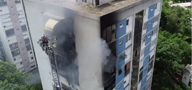 Čovjek zarobljen na balkonu dok je vatra sukljala iz stana; četiri osobe ozlijeđene, dva psa spašena