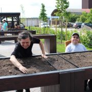 Prvo zajedničko druženje u Terapijskom vrtu Sesvete; korisnici sadili začinsko bilje i povrće