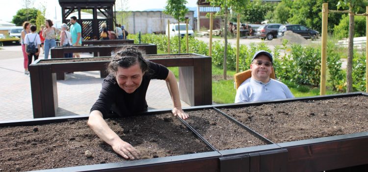 Prvo zajedničko druženje u Terapijskom vrtu Sesvete; korisnici sadili začinsko bilje i povrće
