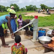 NEMAJU VODE ZA ŽIVOT; POMOZIMO: U Gani djeca satima stoje u redu na bunaru, zato ne idu u školu