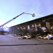Na Žitnjaku gorjela hala s drvenim paletama, vatrogasci spasili pogon; zrak nije bitno onečišćen