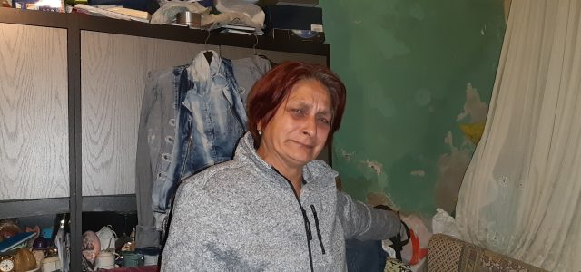 Majka s djecom živi u opasno vlažnom podrumu: ‘Socijalna radnica odbila je ući, kaže da joj smrdi’