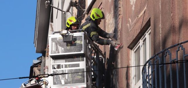 Vatrogasci uklanjaju opasne dijelova pročelja sa zgrada u Teslinoj, Preradovićevoj te oko Cvjetnog trga