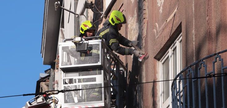 Vatrogasci uklanjaju opasne dijelova pročelja sa zgrada u Teslinoj, Preradovićevoj te oko Cvjetnog trga