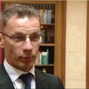 TKO GA GURA I DRŽI: ”Odnarođeni guverner Vujčić stao na stranu banaka, a protiv RH i oštećenih građana?!”