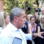 OPET BURNO NA VUKOMERCU: Roditelji učenika bacali jaja i boce na automobil gradonačelnika Bandića