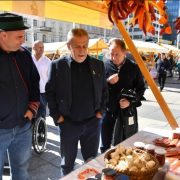 Dani Slavonije u Zagrebu: Na Trgu 75 proizvođača nude slavonski kulen i druge delicije te proizvode tradicijskih obrta