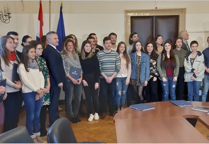 Središnji državni ured daje tisuću studentskih stipendija Hrvatima izvan RH, rok za prijavu je do 19. siječnja