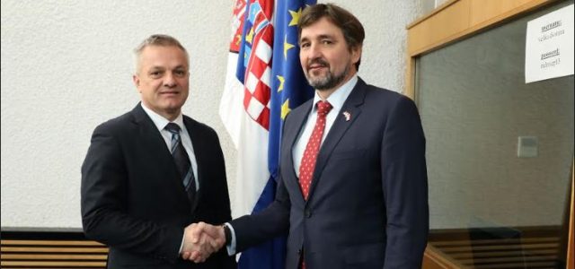 Hrvatska i Srbija zapele riješiti probleme manjina, Hrvati traže zastupljenost u tijelima vlasti, Srbi – ćirilicu