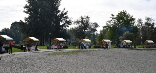 Kesteni i portugizec na Bundeku: posjetitelji besplatno dobili vruće kestene, mogli kušati i mlado vino