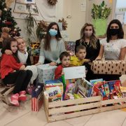 Studentice Medicine i djeca iz vrtića pripremili božićne darove za djecu u zagrebačkim bolnicama