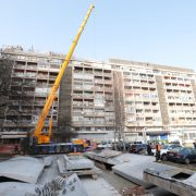 Uklonjena u potresu oštećena, 240 tona teška te opasna nadstrešnica na zgradi u Vukovarskoj