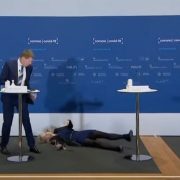 ŠOK UŽIVO: Tumačila zašto Danska trajno obustavlja cijepljenje Astra Zenecom i srušila se na pod